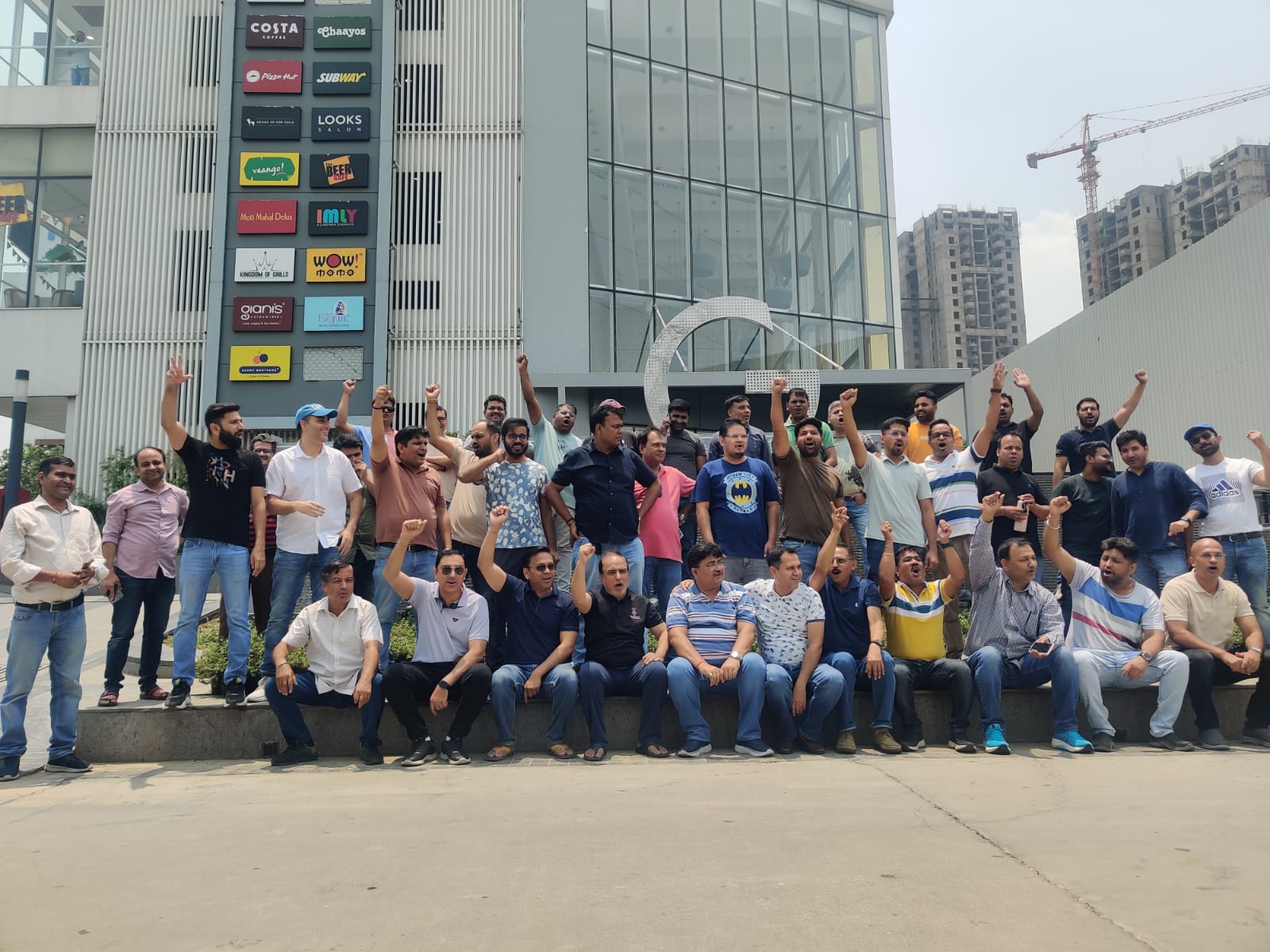 नोएडा गुलशन वेलिना के निवासियों का मेंटेनेंस चार्ज बढ़ोतरी के खिलाफ प्रदर्शन