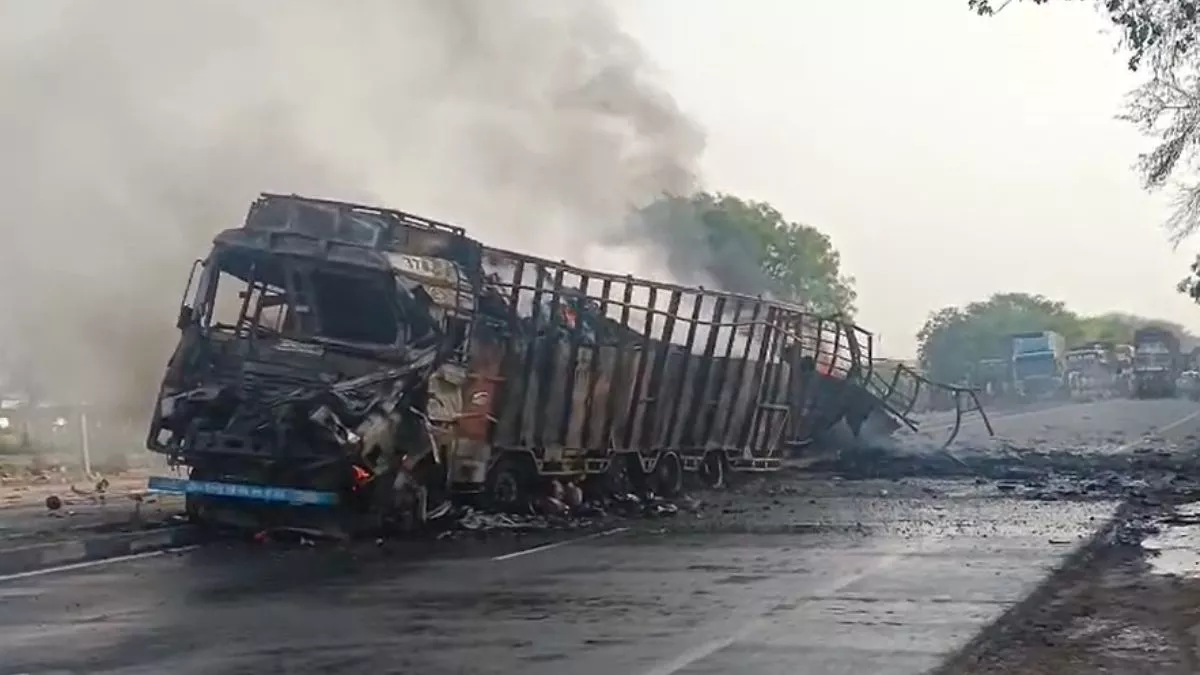 आगरा-ग्वालियर हाईवे पर दो ट्रकों में भिड़ंत आग लगने से एक चालक की जलकर मौत