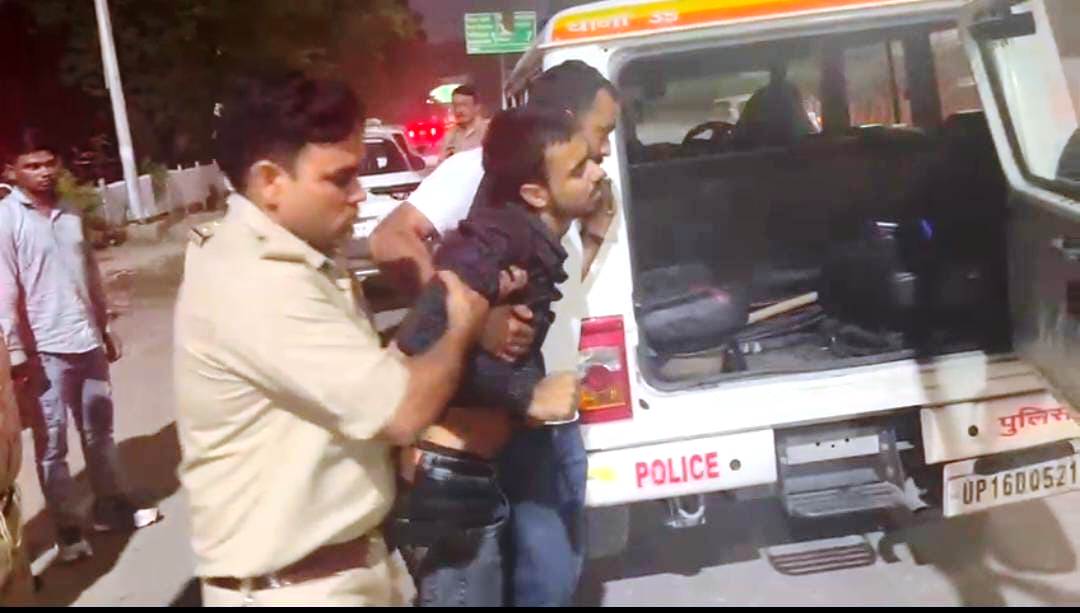 पुलिस और बदमाशों के बीच मुठभेड़ एक घायल कार बाइक और मोबाइल फोन बरामद