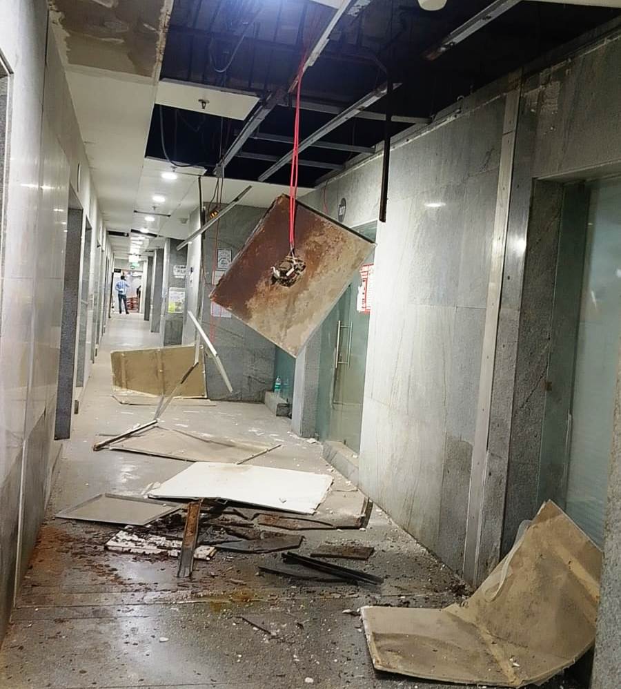 नोएडा जिला अस्पताल में बड़ा हादसा टला आठवीं मंजिल पर फॉल्स सीलिंग गिरी