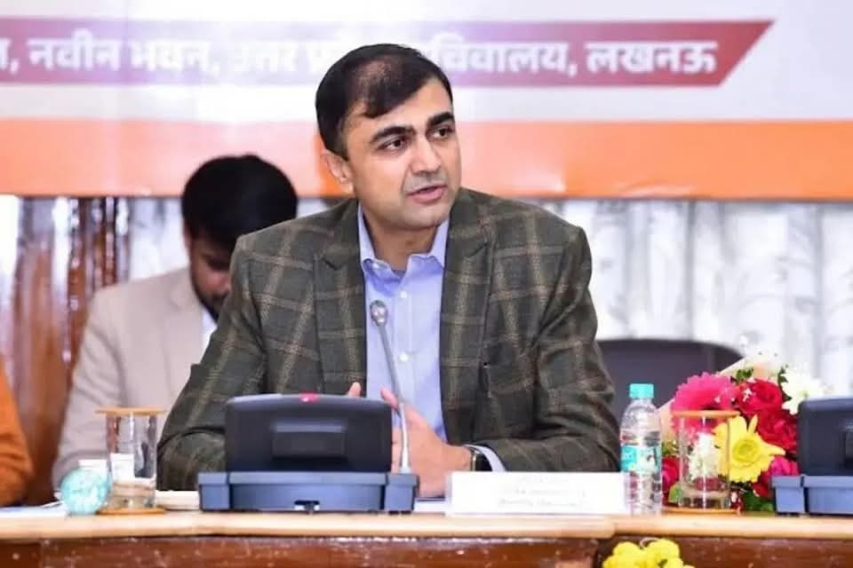 निलंबित ias अभिषेक प्रकाश की मुश्किलें बढ़ीं विजिलेंस ने मांगी संपत्ति और शस्त्र लाइसेंस की जानकारी