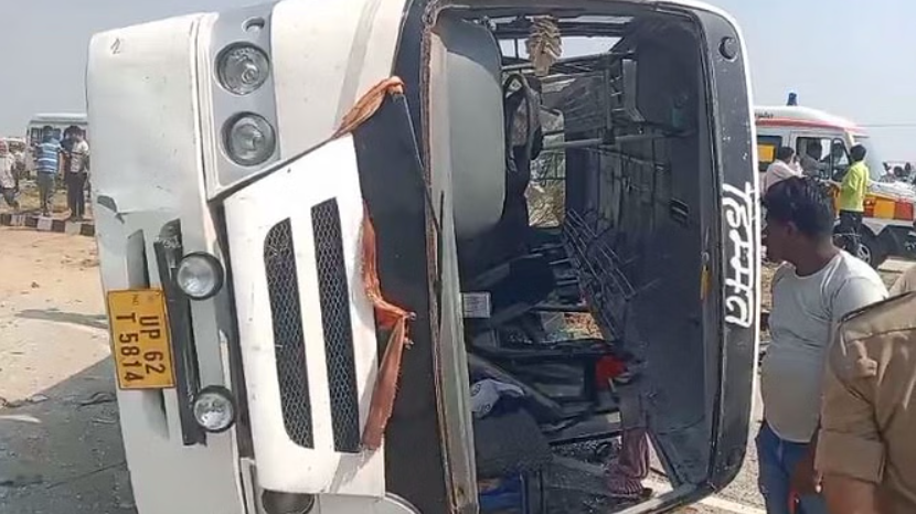 जौनपुर शिवगुलामगंज हाईवे पर बस पलटने से बड़ा हादसा 4 की मौत 15 घायल
