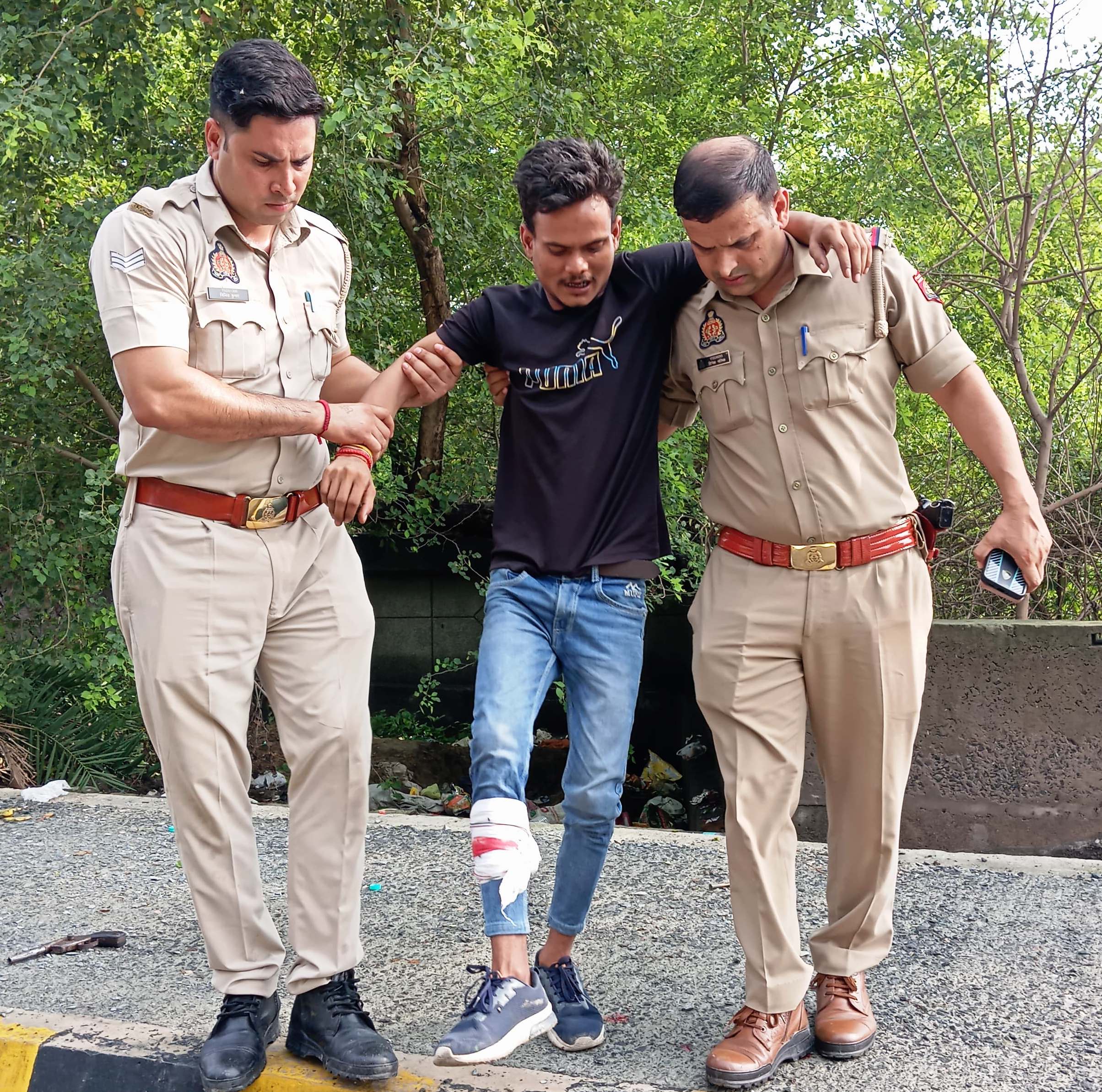 सेक्टर-58 में पुलिस और बदमाश के बीच मुठभेड़ लूट का आरोपी घायल अवस्था में गिरफ्तार