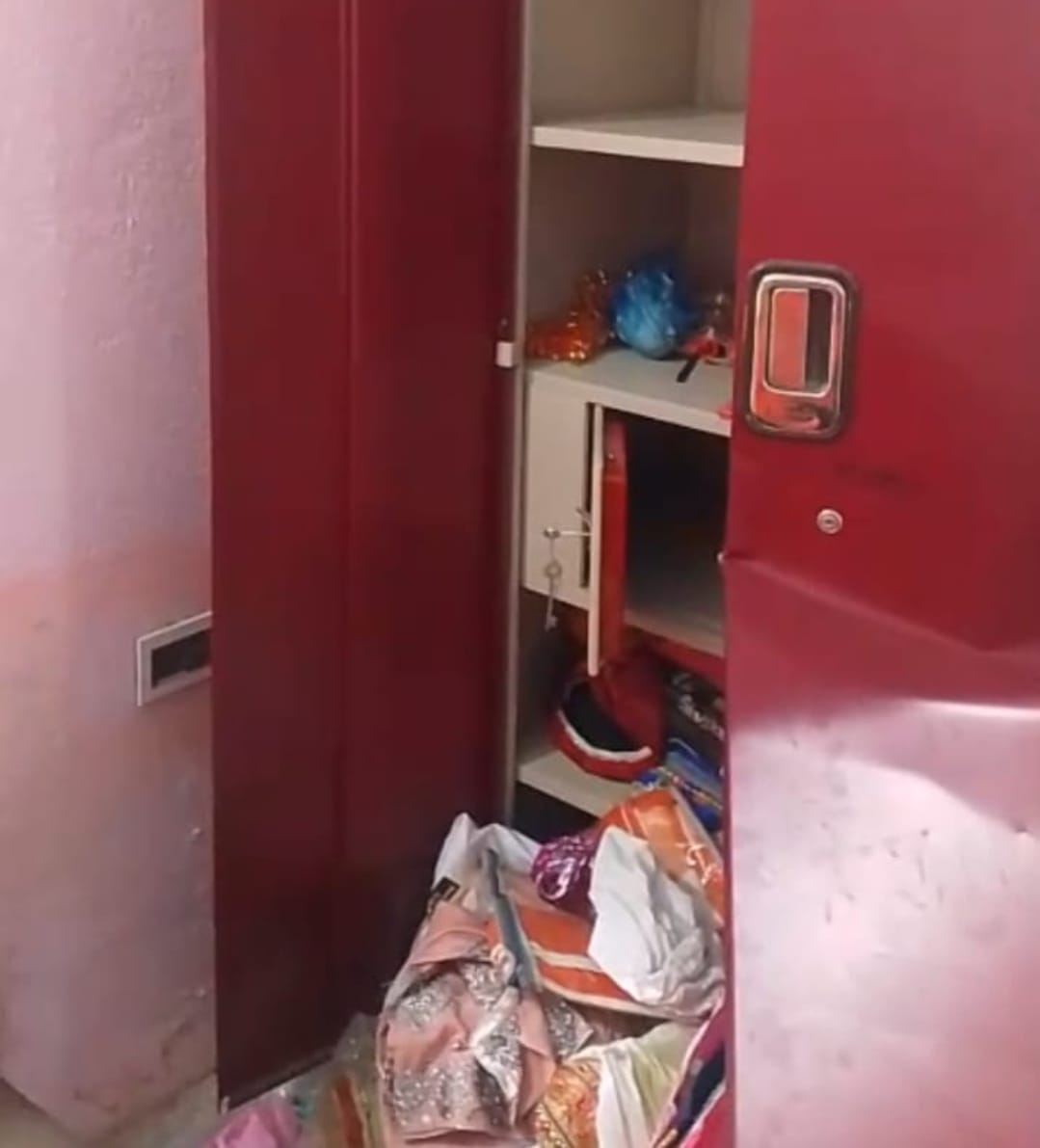 बंद घर में बड़ी चोरी: चोर ले गए 15 लाख के जेवर और ₹70,000 नकद, गांव में सनसनी