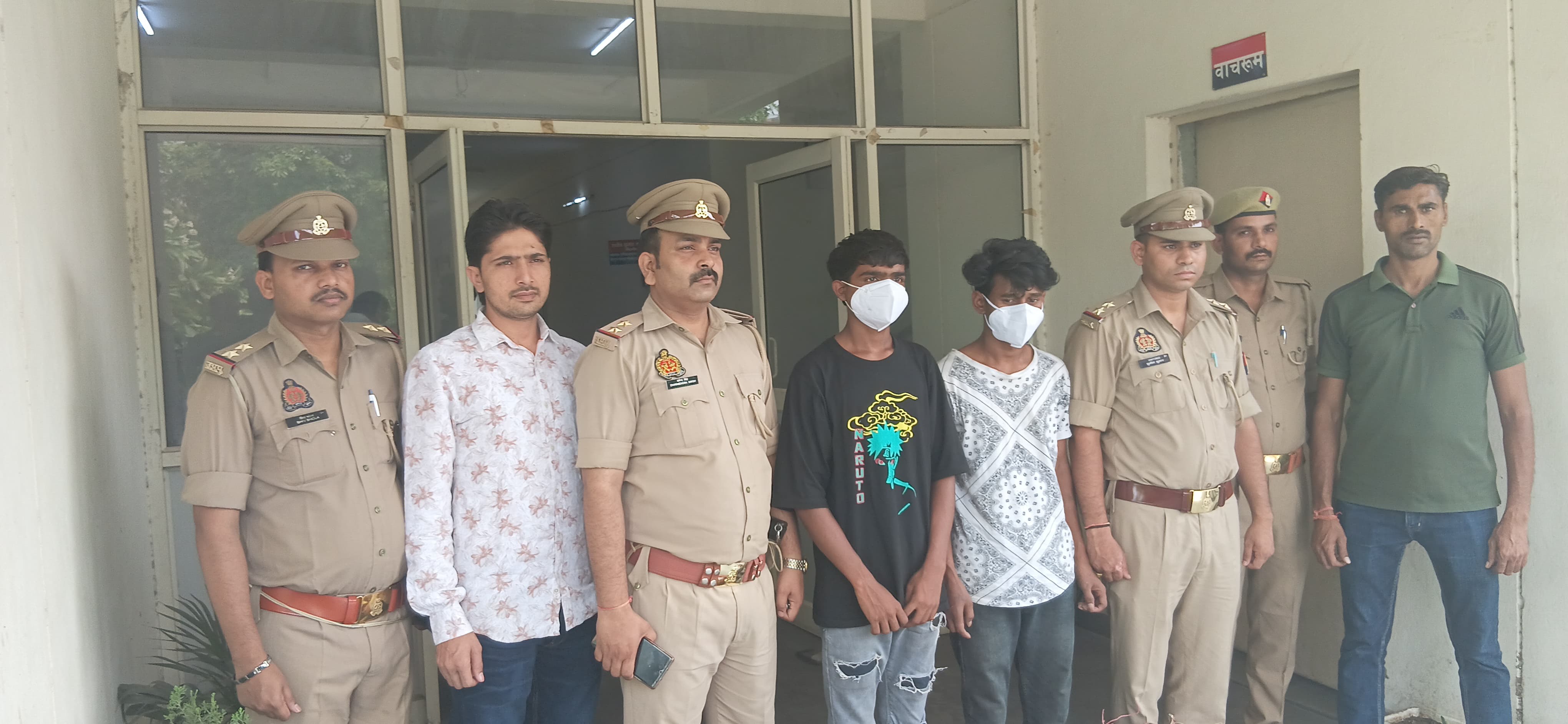 नोएडा फेस-2 पुलिस ने गांजा तस्करों पर कसा शिकंजा 51 किलो गांजा बरामद