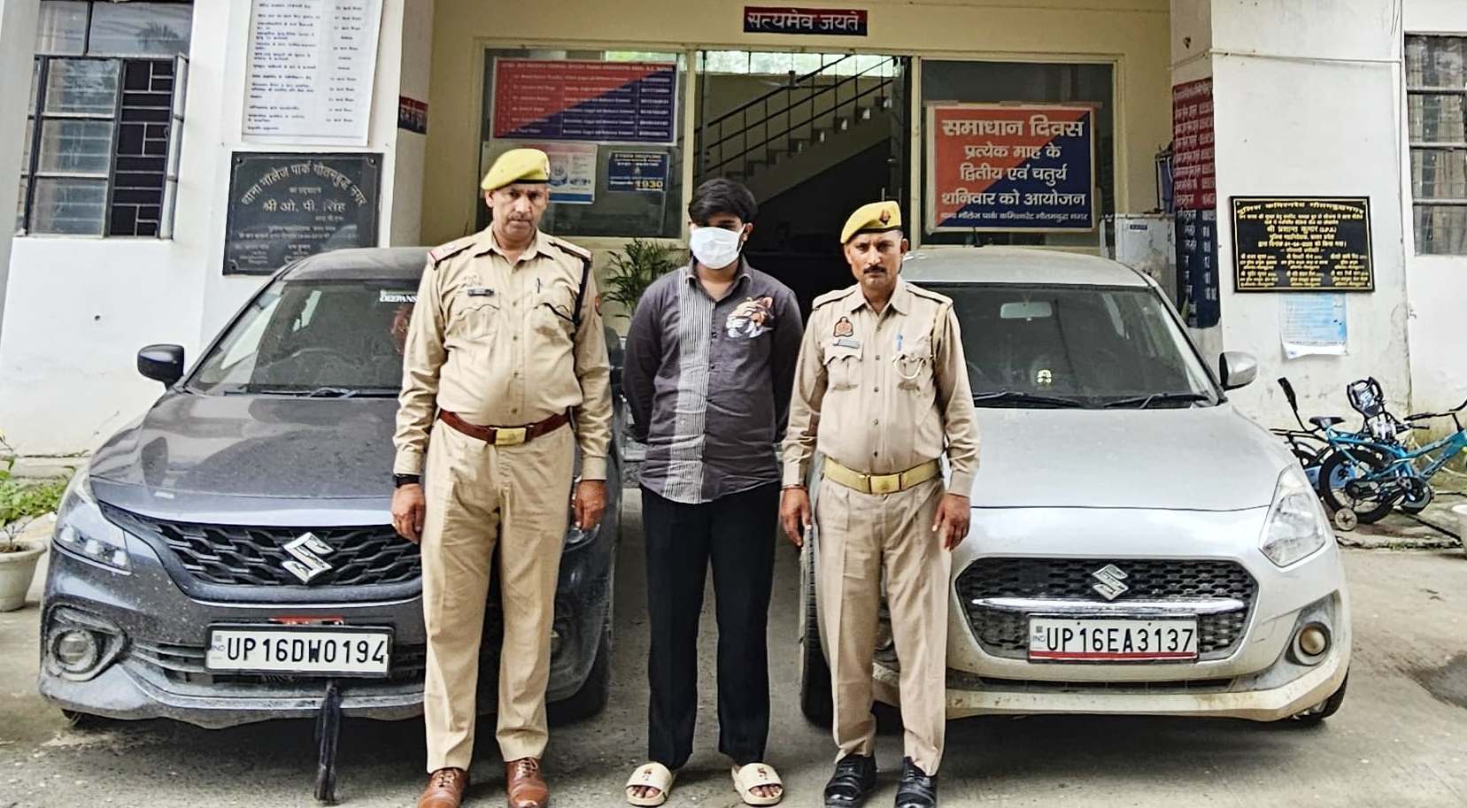 ग्रेटर नोएडा में सड़क पर स्टंटबाजी का तांडव पुलिस ने एक आरोपी को किया गिरफ्तार दूसरी कार भी बरामद