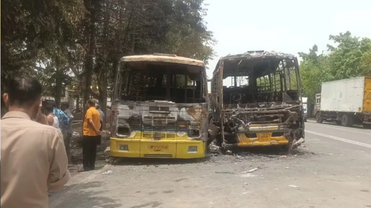 ट्रांसपोर्ट नगर में खड़ी बसों में लगी रहस्यमयी आग एक व्यक्ति की जलकर मौत – हेल्पर फरार जांच जारी