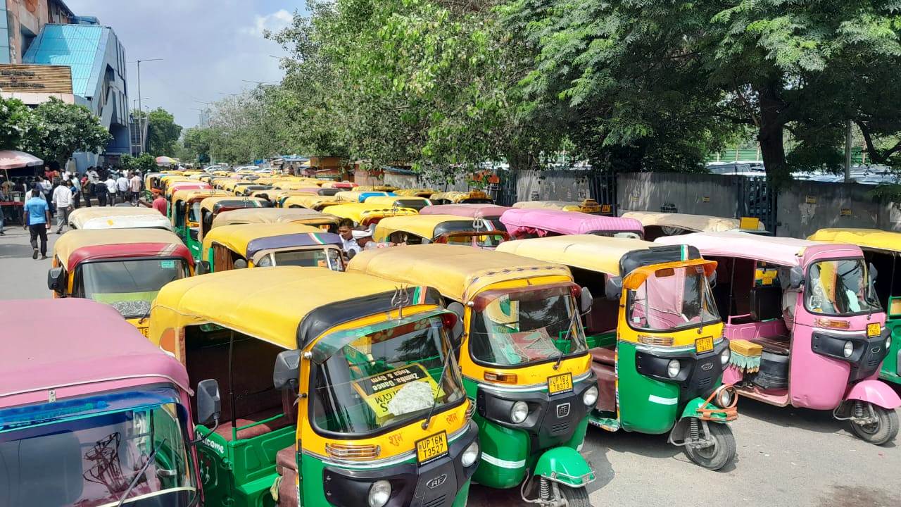 नोएडा में परिवहन विभाग के खिलाफ ऑटो और ई-रिक्शा चालकों का चक्का जाम प्रदर्शन अवैध वसूली और उत्पीड़न के आरोप