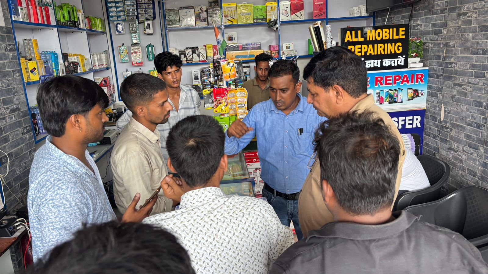 ग्रेटर नोएडा में नकली मोबाइल एक्सेसरीज का जाल बेनकाब पुलिस ने 5 अभियुक्तों को किया गिरफ्तार