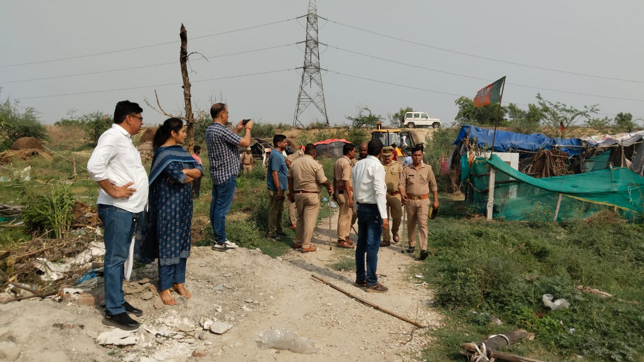 60 करोड़ की सरकारी जमीन पर चला बुलडोजर 65 बीघा जमीन अतिक्रमण मुक्त