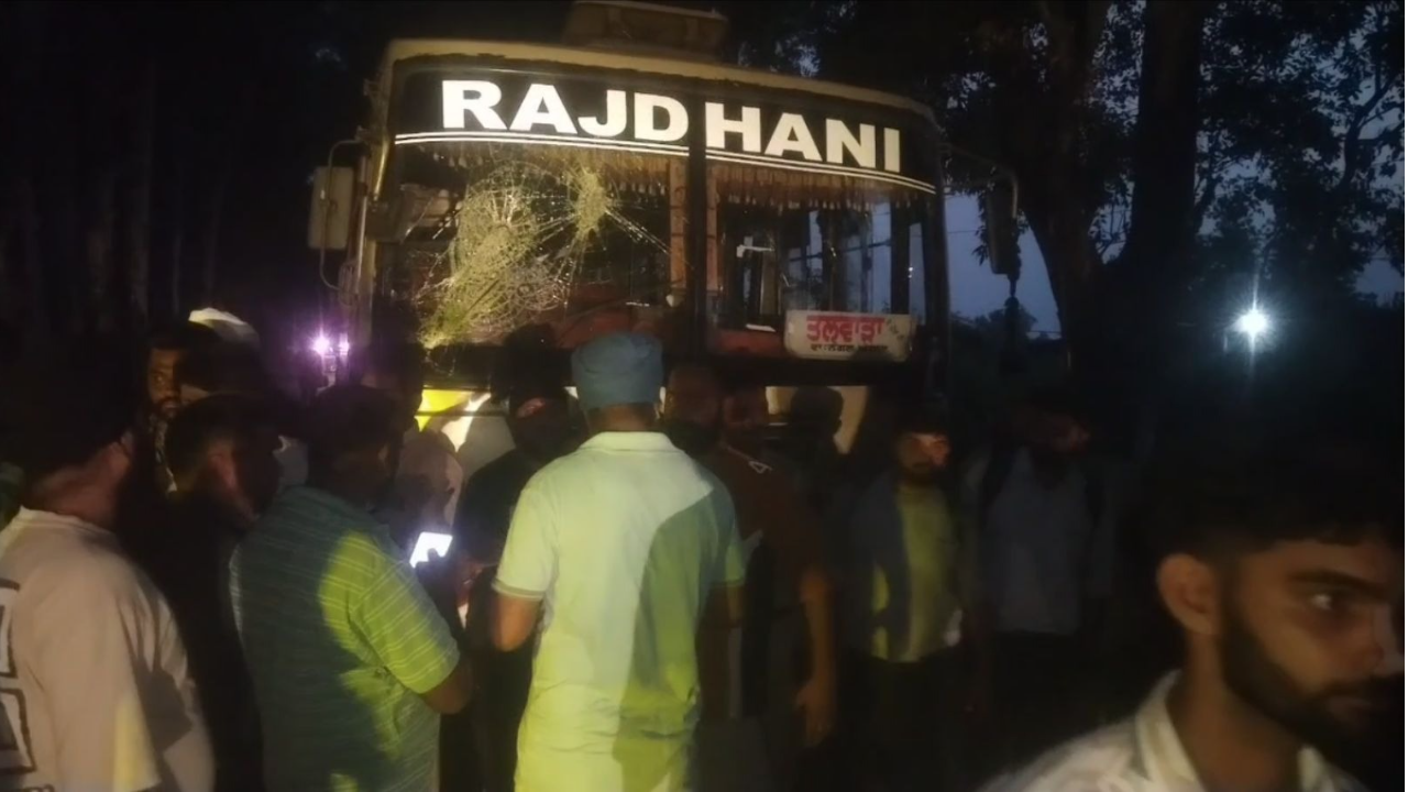 होशियारपुर में सवारियों से भरी बस पर हमला बदमाशों ने लोगों को पीटा पुलिस की वर्दी भी फाड़ी