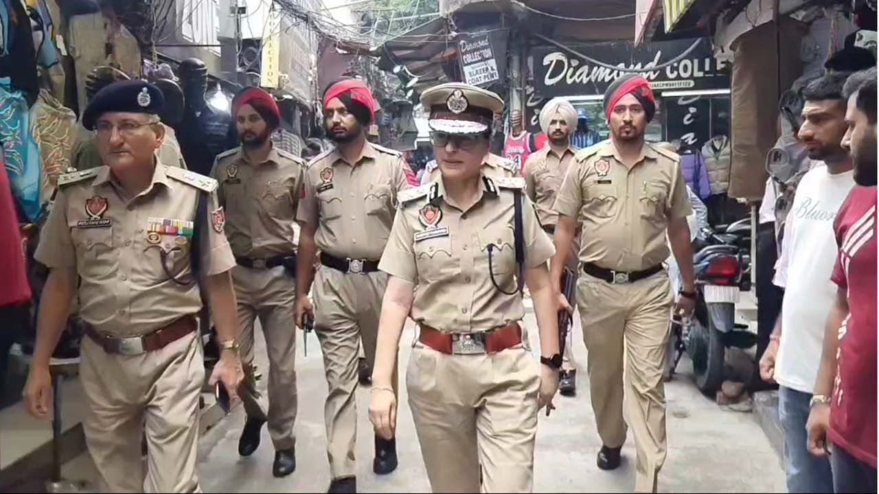 जालंधर के रैनक बाजार में नशा तस्कर के घर पर कार्रवाई अवैध कब्जों को किया धाराशायी