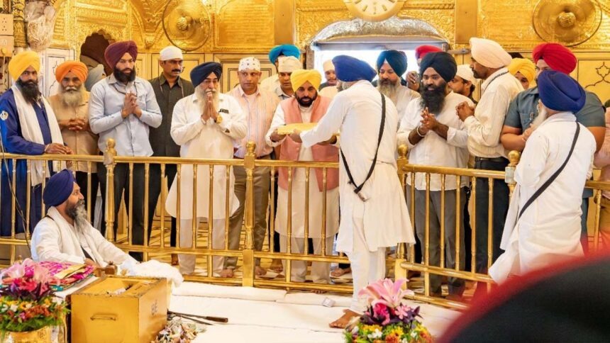 श्री हरिमंदिर साहिब में नतमस्तक हुए सीएम मान बोले- धमकी भरे ईमेल भेजने वालों को मिलेगी मिसाली सज़ा