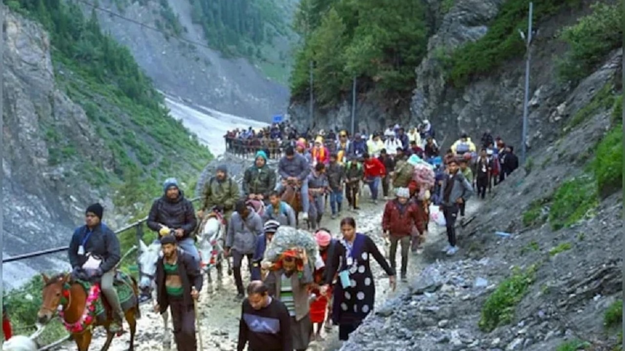भूस्खलन से महिला तीर्थयात्री की गई जान अमरनाथ यात्रा स्थगित पहलगाम और बालटाल दोनों रास्ते बंद