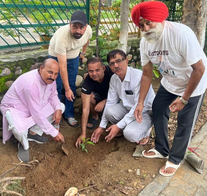अल्फ़ा महेन्द्रू ने मनाया वनोत्सव सूर्या एनकलेव के रोज़पार्क में किया पौधारोपण
