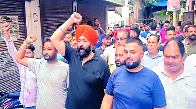 फगवाड़ा गेट मार्केट में छापेमारी के विरोध में दुकानदारों द्वारा रोष मार्च निकाला गरमाया माहौल शहर बंद करवाने की दी चेता