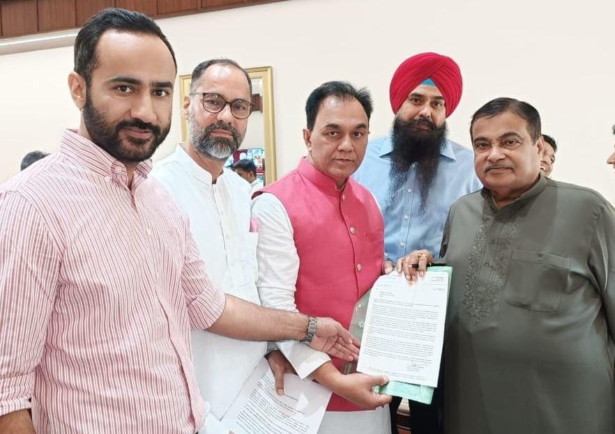 आदमपुर फ्लाईओवर को लेकर पवन टीनू के साथ आप सांसदों का प्रतिनिधिमंडल नितिन गडकरी से मिला