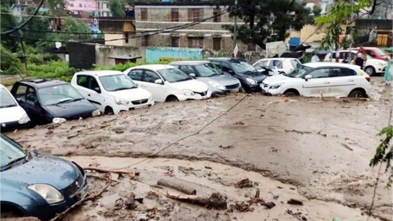 हिमाचल के मंडी में बादल फटने से 3 की मौत जीवन हुआ अस्त-व्यस्त लोगों को करना पड़ रहा मुश्किलों का सामना
