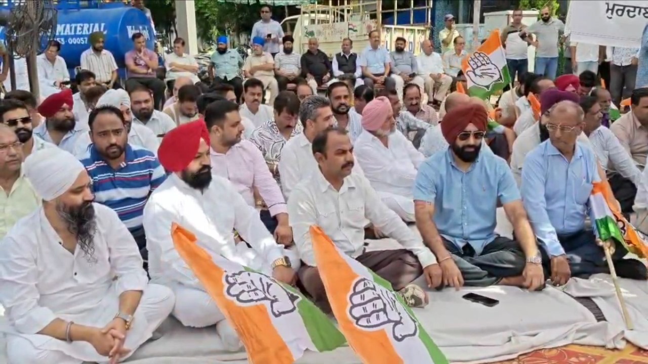 जालंधर में नगर निगम ऑफिस के बाहर कांग्रेस का प्रदर्शन mla बावा हेनरी बोले -करप्शन का अड्डा बन चुका है कॉरपोरेशन