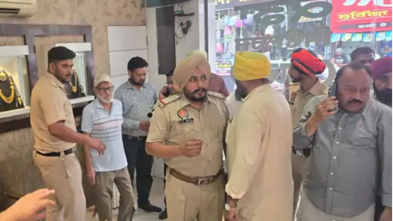 लुधियाना में सरेआम ज्यूलरी शॉप पर फायरिंग डरकर सभी दुकानदारों ने बंद की दुकानें