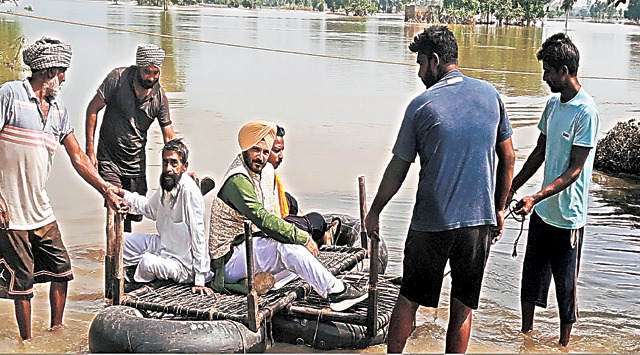 सतलुज में जल स्तर सामान्य फिर भी डरे गांव वासी देश का आखिरी गांव कालूवाला तीन साल पहले बाढ़ से हुआ था तबाह