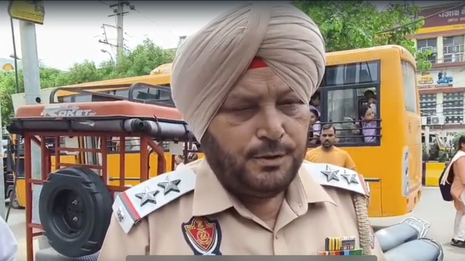 जालंधर में पुलिस ने स्कूल बस का काटा चालान राम चौक में जबरदस्त हंगामा 51 सीटों वाली बस पर बैठा रखे थे 80 से ज्यादा बच्