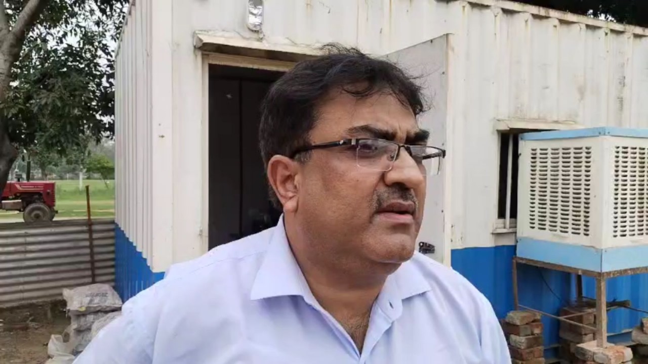 बर्ल्टन पार्क में multiples stadium के काम का जायजा लेने पहुंचे निगम कमिश्नर गौतम जैन