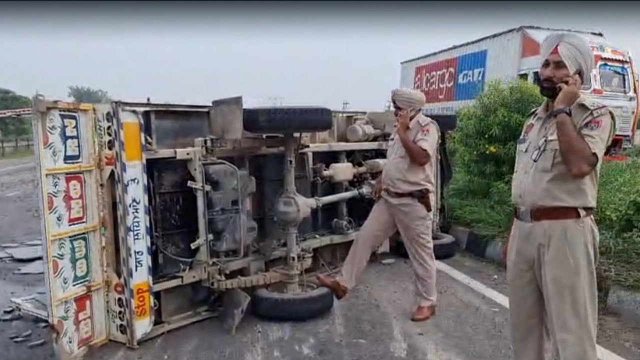 जालंधर के फिल्लौर में सुबह-सुबह भीषण हादसा 3 लोगों की गई जान 4 घायल डिवाइडर से जा टकराई कंट्रोल से बाहर हुई गाड़ी