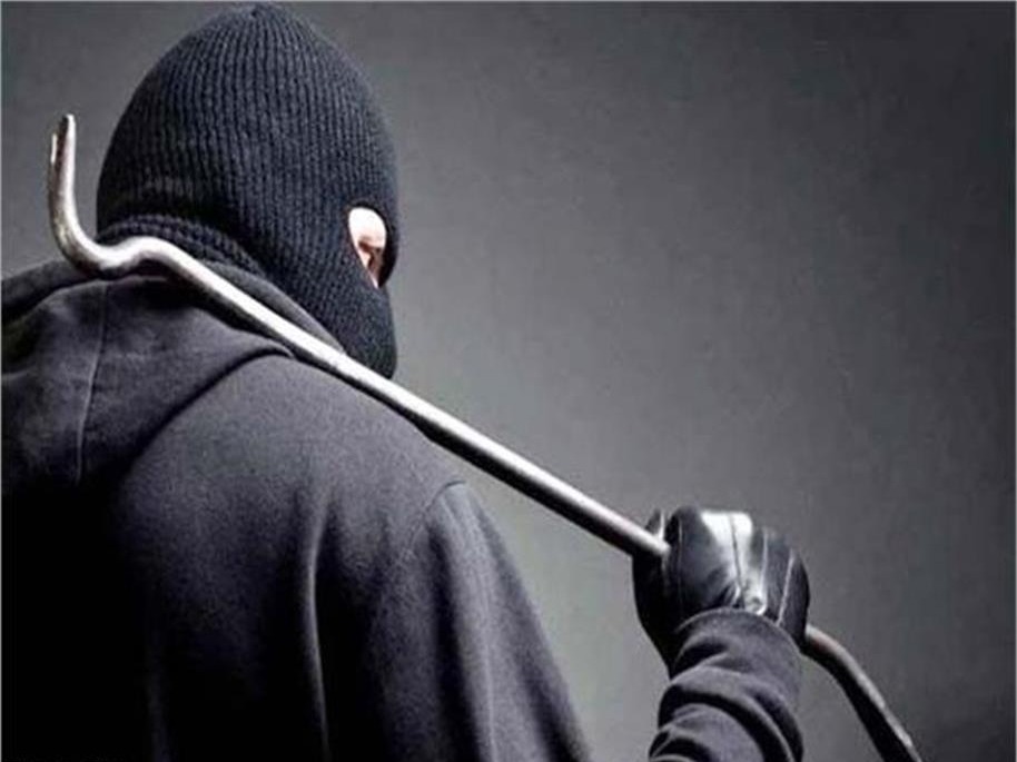 जालंधर के दकोहा में चोरों का आतंक एक ही रात में तीन दुकानों में सेंधमारी लाखों का माल उड़ाया घटना cctv में कैद