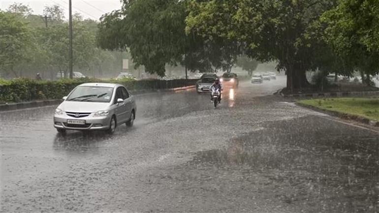punjab weather  पंजाब में बारिश का दौर जारी 6 जिलों में येलो अलर्ट जारी 21 जुलाई तक खराब रहेगा मौसम