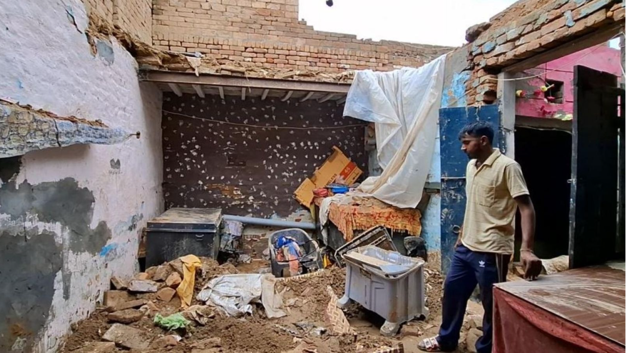 श्री मुक्तसर साहिब में भारी बारिश का कहर घर की छत गिरने से पूरा परिवार मलबे में दबा बाल-बाल बचे सभी सदस्य