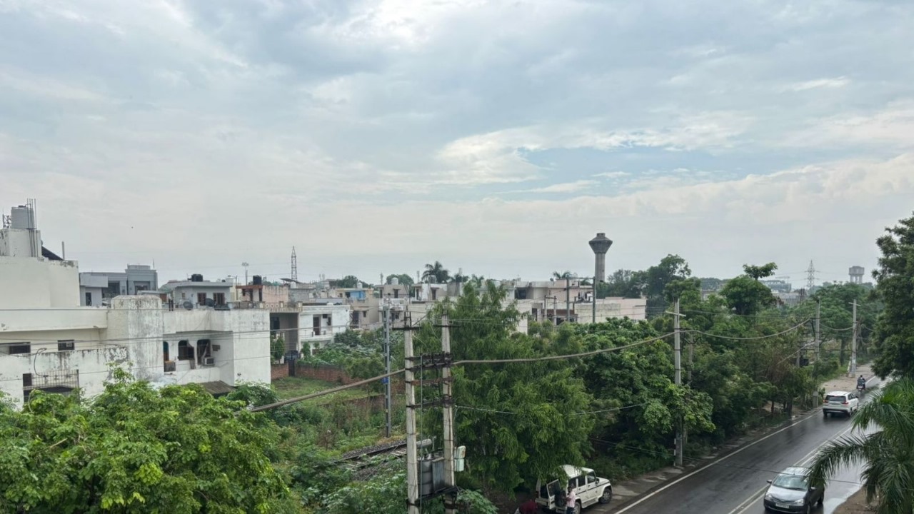 punjab weather  सावन के पहले सोमवार की शुरुआत बारिश के साथ 10 जिलों में अलर्ट 30-40 km प्रति घंटे से चलेंगी हवाएं 