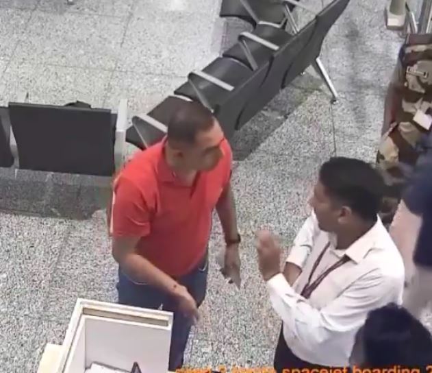 एयरपोर्ट पर सेना के अधिकारी की दबंगई spicejet कर्मचारियों पर किया जानलेवा हमला रीढ़ की हड्डी तक टूटी 