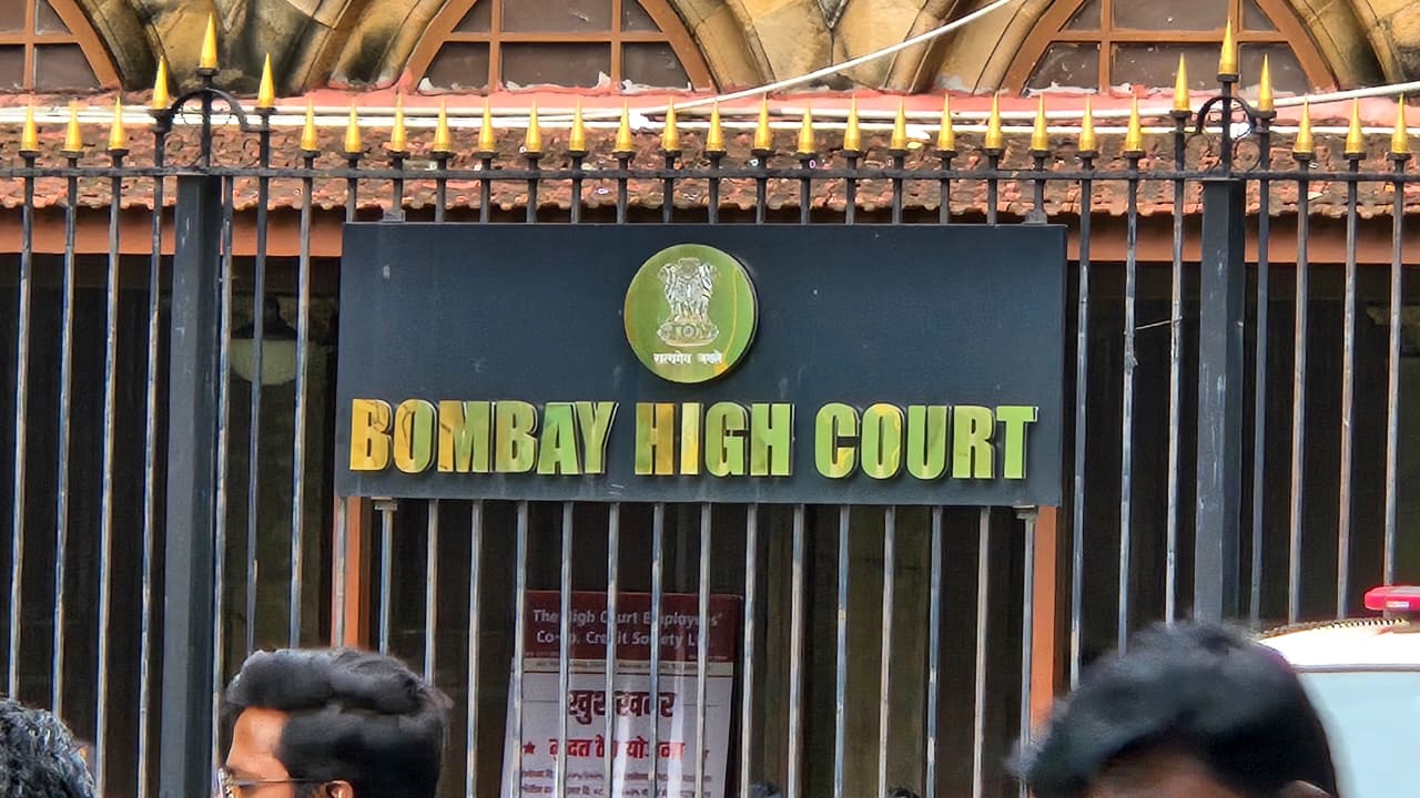 मुंबई में कबूतरखानों पर रोक हाईकोर्ट का फैसला और जैन समाज की आपत्ति
