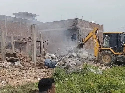 लखनऊ पटाखा फैक्ट्री में धमाका मालिक-पत्नी समेत 4 की मौत