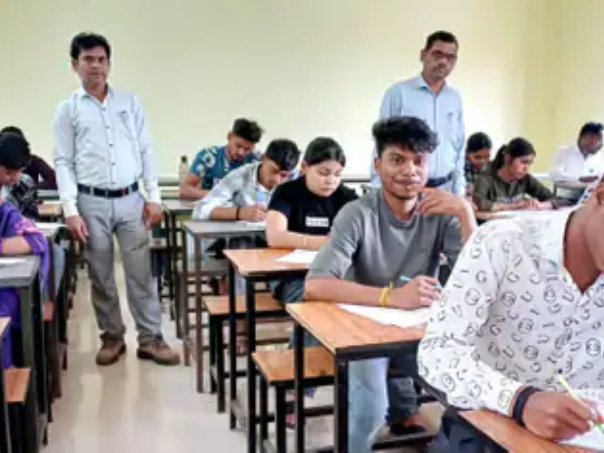 12 हजार में नकल विरोध करने पर छात्रों को परीक्षा से रोका