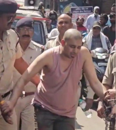 bhopal zuber maulana julus  भोपाल पुलिस ने निकाला जुबेर का अर्धनग्न जुलूस