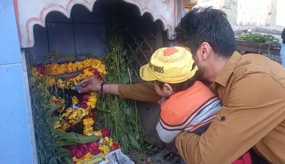 maa saraswati temple mp ऐसा मंदिर जहां माता का स्याही से किया जाता है अभिषेक