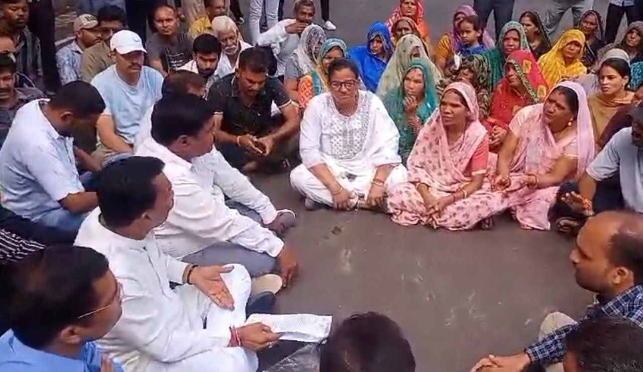mp news जमीन पर मंत्री जी तुलसी सिलावट ने सुनी समस्या
