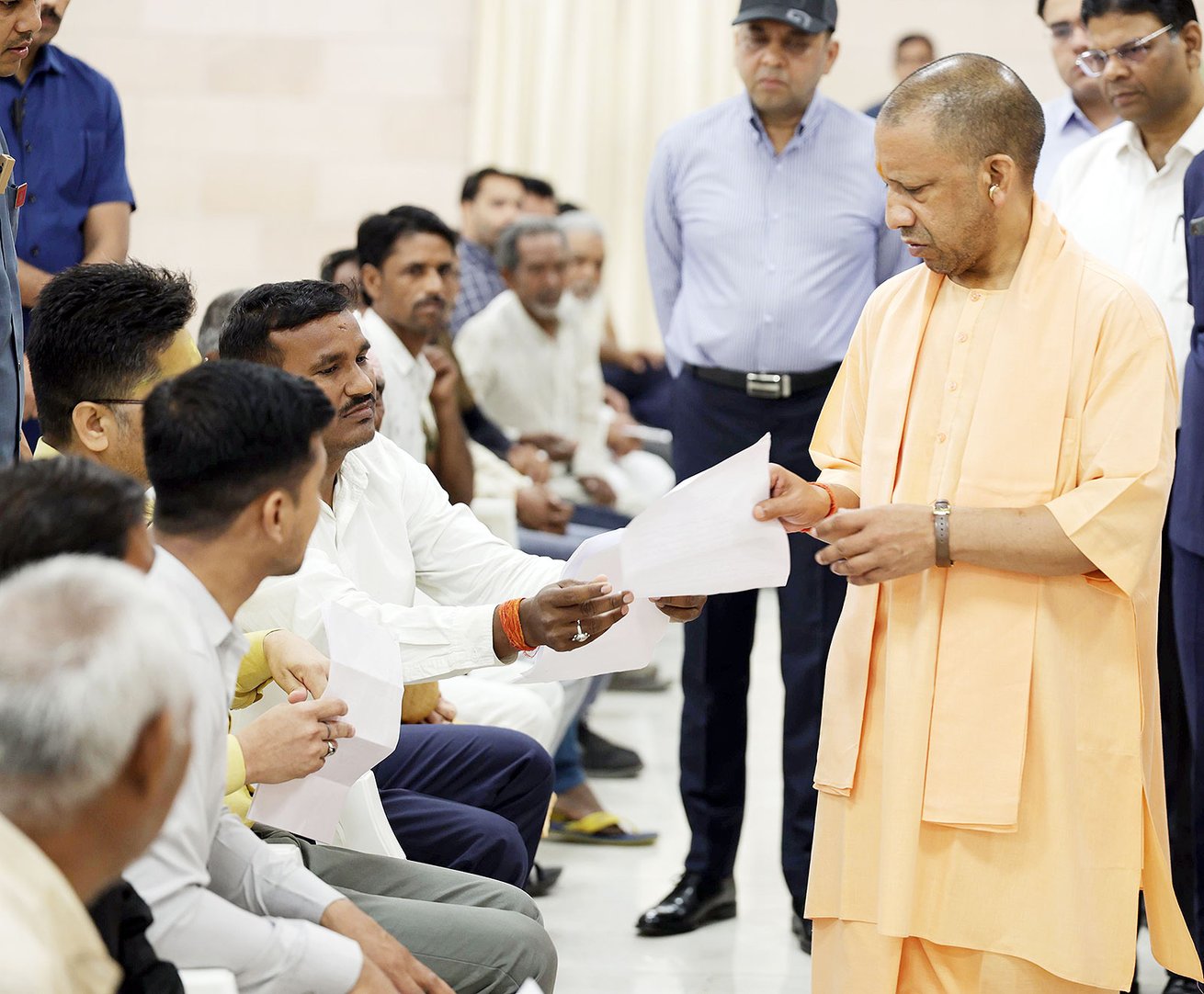cm yogi janata darbar यूपी के मुखिया ने राजधानी लखनऊ में लगाया जनता दरबार