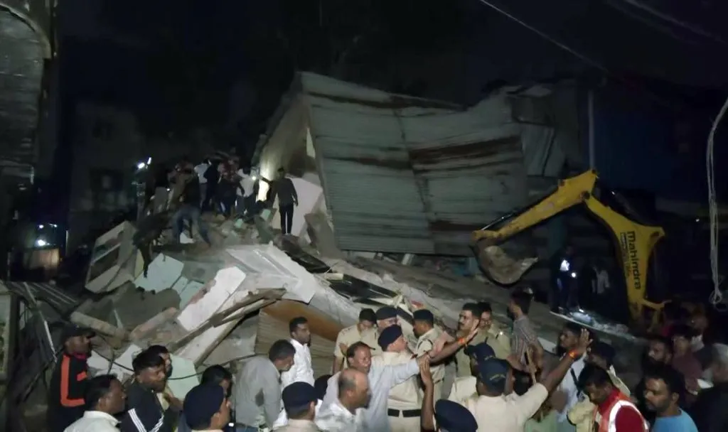 indore news update 3 मंजिला इमारत गिरने से 2 की मौत12 से ज्यादा घायल