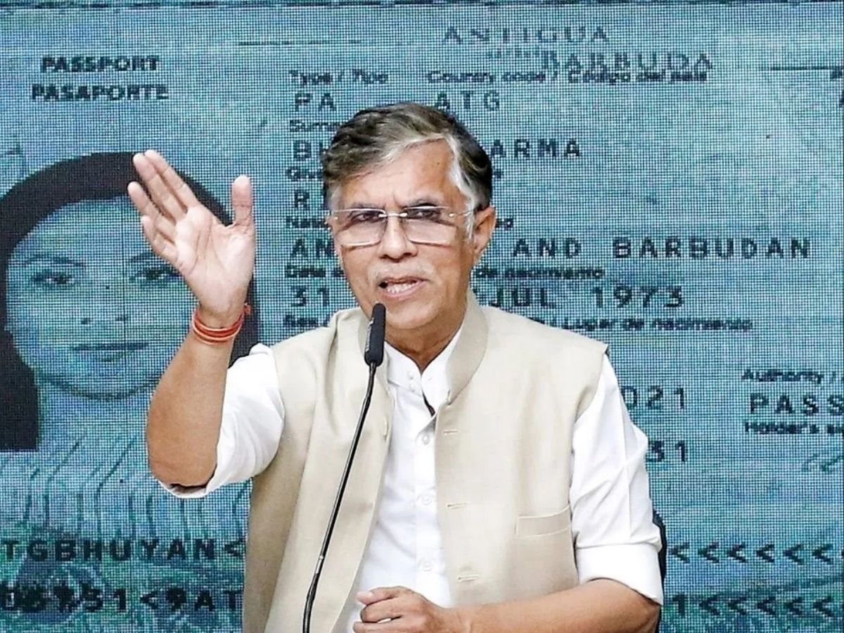 पवन खेड़ा के घर छापा cm हिमंता बोले - हैदराबाद भाग गए