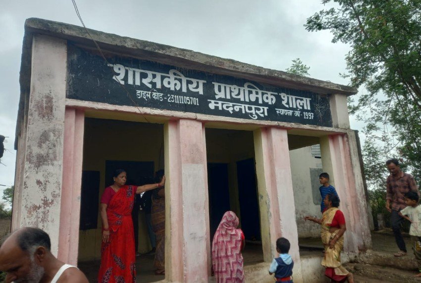 collector sagar action on school ceiling collapse nation mirror की खबर का बड़ा असरकलेक्टर सागर ने स्कूल छत गिरने पर 6 अफसरों को भेजा कारण बताओ नोटिस