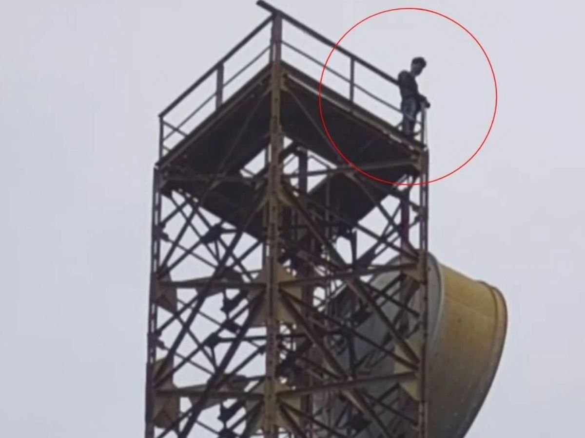 मुजफ्फरपुर में मोबाइल टावर पर चढ़ा युवक बोला - मेरी शादी कराओ