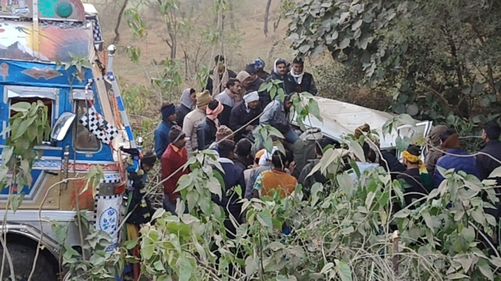 हमीरपुर nh-34 पर डंपर ने खड़ी बोलेरो को मारी टक्कर ड्राइवर की मौत दो घायल