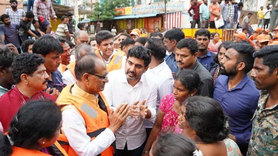 shivraj singh visit andhra pradesh आंध्र प्रदेश में कृषि मंत्री के आगे बिलख पड़े किसान
