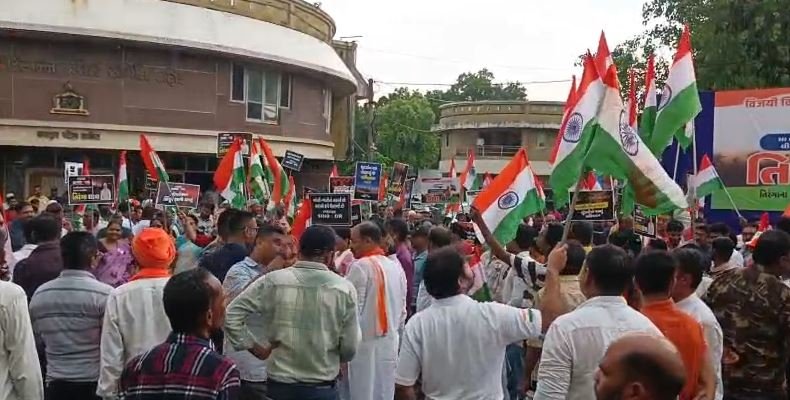 दाहोद में तिरंगा यात्रासैनिकों के सम्मान में उमड़ा जनसैलाब