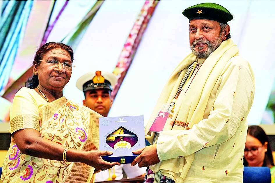 मिथुन चक्रवर्ती को मिला दादा साहेब फाल्के का अवार्ड