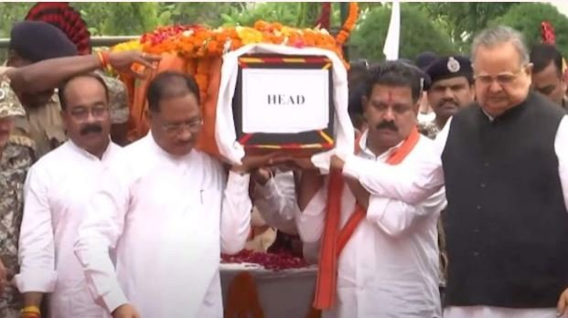 akash rao girpunje शहीद एएसपी आकाश राव गिरपुंजे को राजकीय सम्मान के साथ अंतिम विदाई मुख्यमंत्री और आला नेताओं ने दिया कांधा