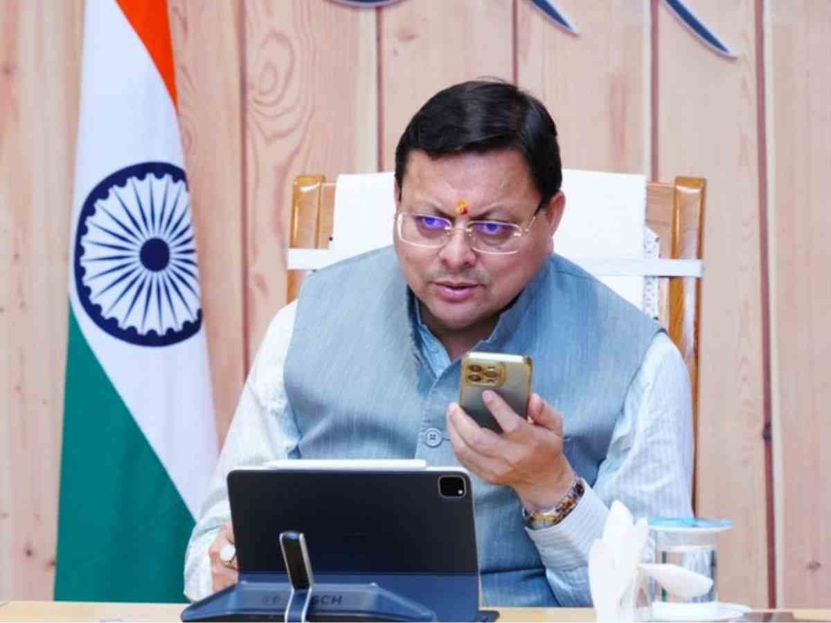 cm dhami took feedback मुख्यमंत्री पुष्कर सिंह धामी ने सीएम हेल्पलाइन 1905 की समीक्षा की शिकायतकर्ताओं से लिया सीधा फीडबैक